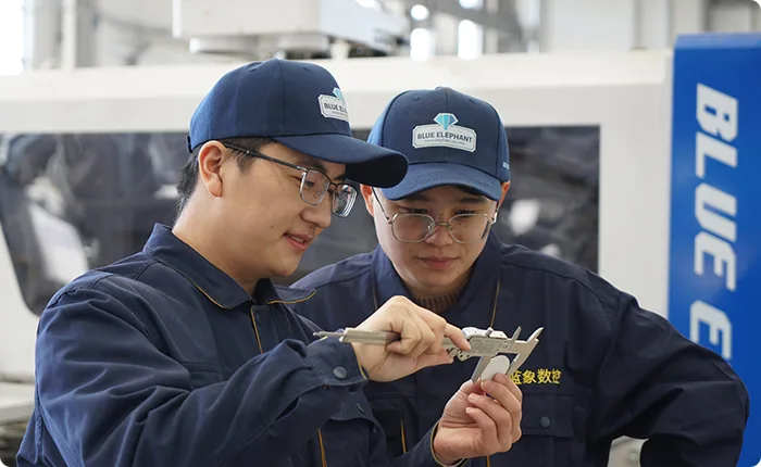 Imagem detalhada do controle de qualidade da máquina CNC